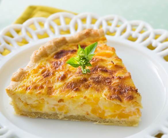 Quiche de cuatro quesos y durazno