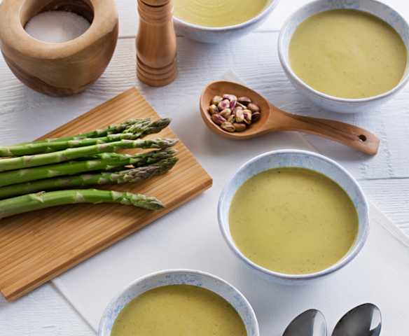 Crema de espárragos verdes con pistachos