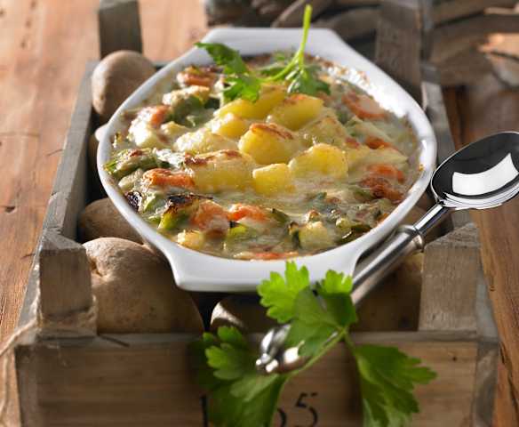 Gemüseauflauf mit Kartoffeln und Parmesan überbacken