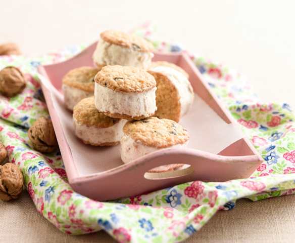 Sanduíche de cookies com gelado de noz