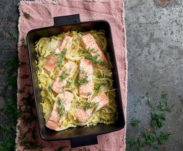 Salmão no forno com funcho e alho-francês