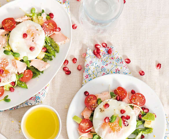 Zielone szparagi z łososiem i jajkami w koszulkach