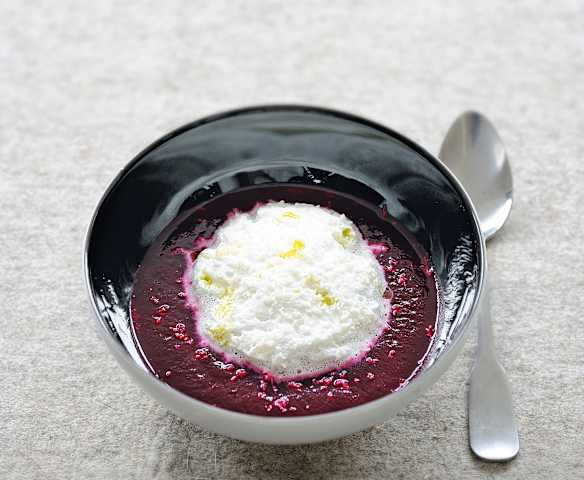 Velouté de betteraves à la mousse de raifort