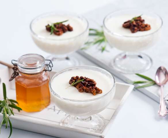 Pianka ze zsiadłego mleka z orzechami włoskimi w miodzie