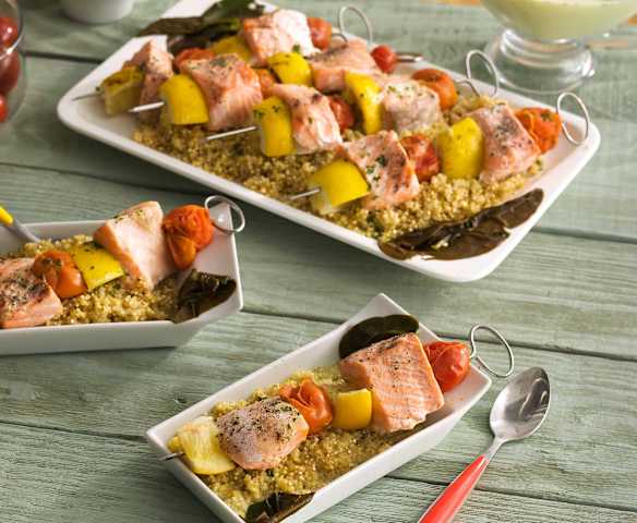Brochetas de salmón con salsa de coco y albahaca