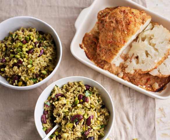 Salada de arroz integral com couve-flor assada
