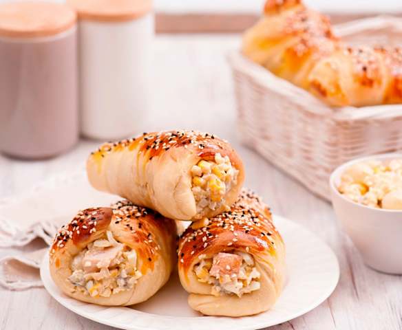 Rożki z ciasta chlebowego nadziewane sałatką