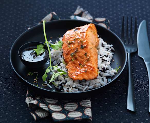 Salmone marinato alla salsa di soia, miele e sesamo