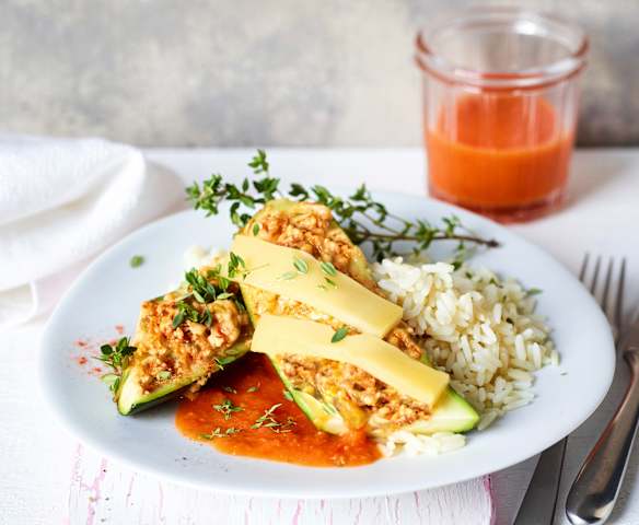 Gefüllte Zucchini mit Tomatensauce und Reis
