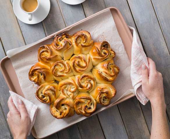 Torta di rose with ricotta filling (ricotta "roses")