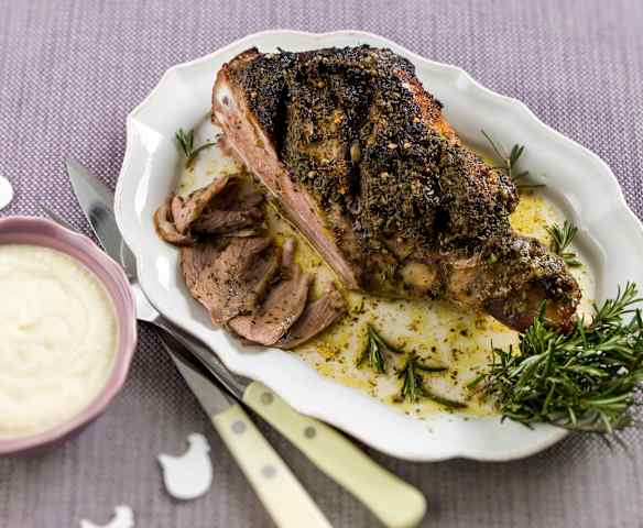 Perna de borrego com crosta de ervas e puré de couve-flor e pera