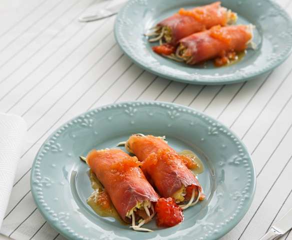 Rollitos de salmón ahumado con vinagreta templada de tomate para dos