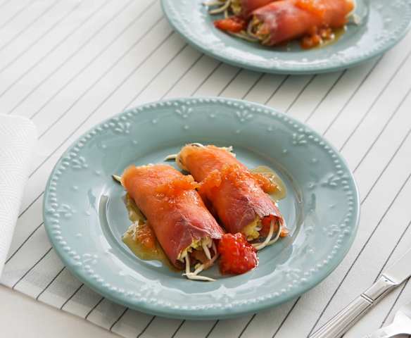 Rollitos de salmón ahumado con vinagreta para dos