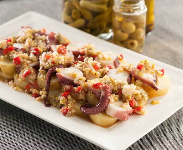Ensalada de patata con pulpo y vinagreta de encurtidos