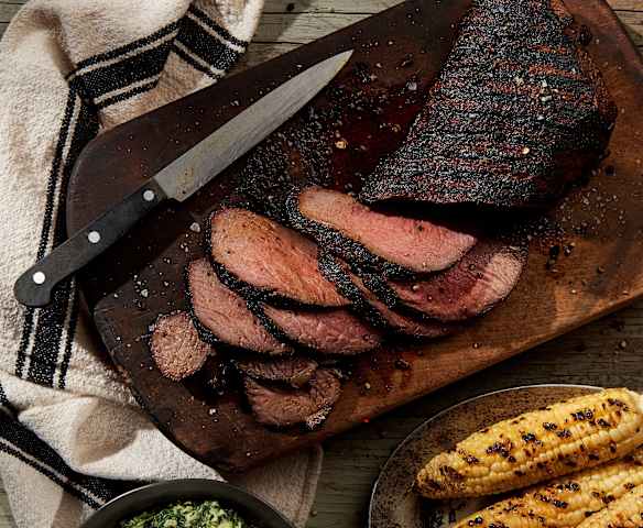 Gewürztes Tri-Tip Rindfleisch mit gegrillten Maiskolben und Rahmspinat
