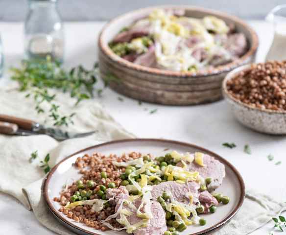 Polędwiczki wieprzowe w sosie z pora i tymianku z kaszą gryczaną