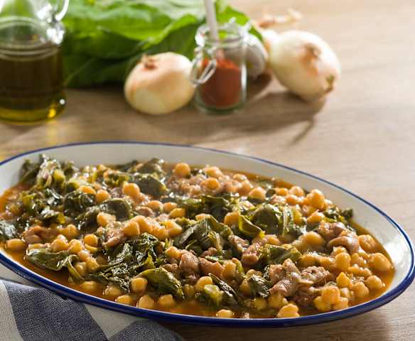 Potaje de garbanzos, manitas de cerdo y berza