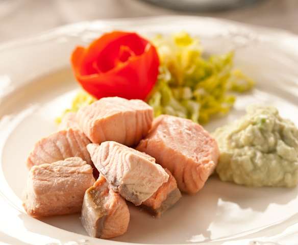 Dados de salmón al vapor con salsa de aguacate