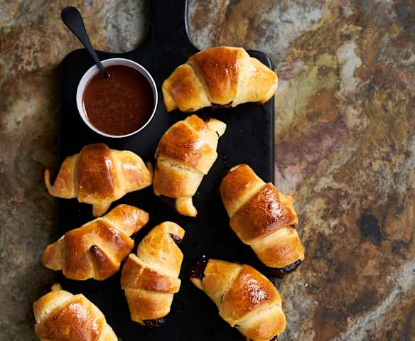 Croissants recheados com creme de chocolate Croissants recheados com creme de chocolate
