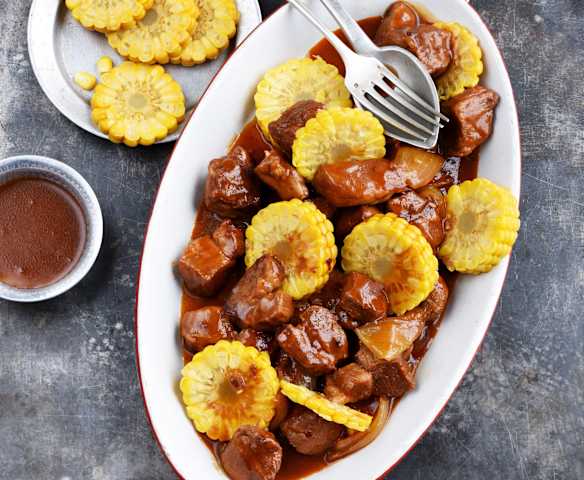 Porc barbecue et épis de maïs