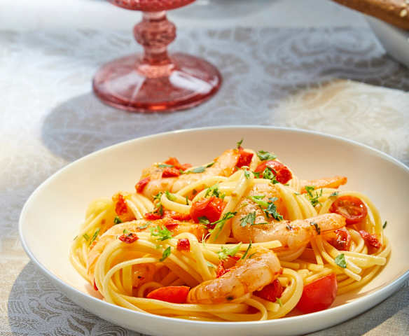 Camarones picantes con ajo y tomate cherry