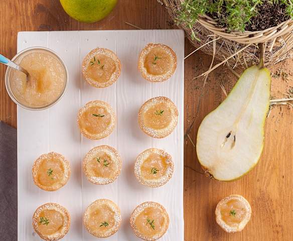 Cestini di frolla con composta di pere