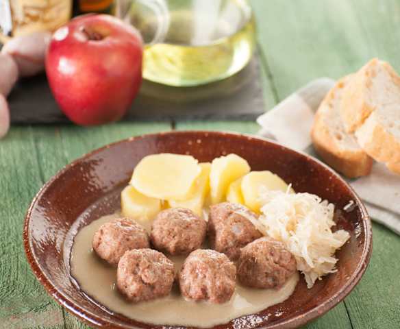 Albóndigas de cerdo con chucrut y patatas