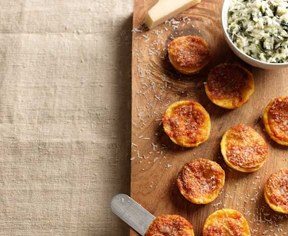 Souflezinhos com molho de tomate e arroz de espinafres