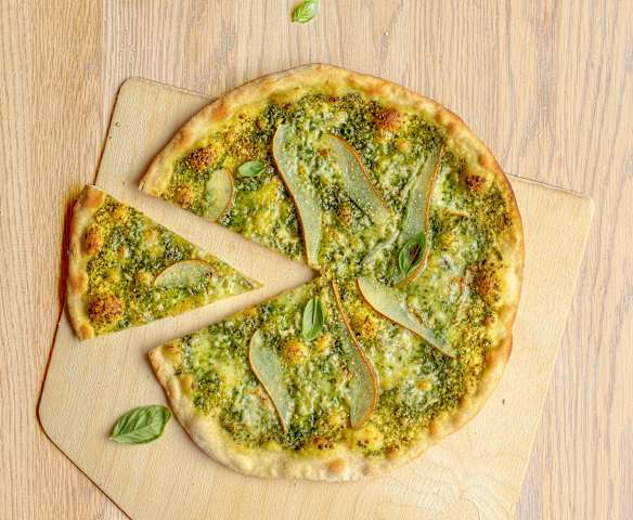 Pizza au pesto, poire et gorgonzola