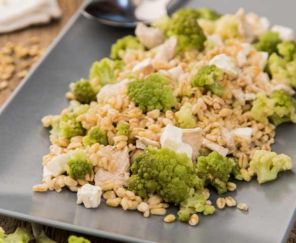 Insalata di grano, tacchino e cavolfiore