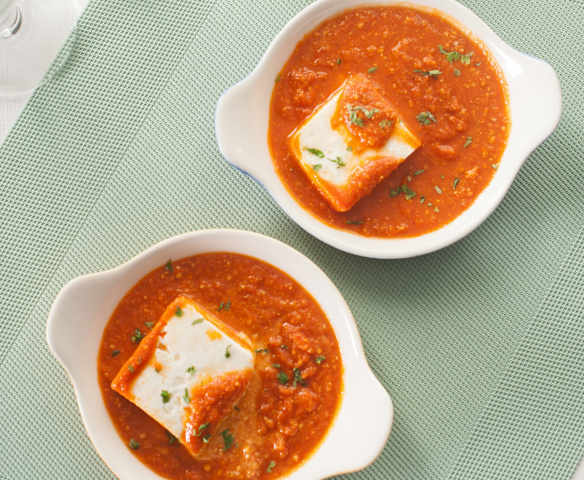 Queso fresco en salsa de tomate masala