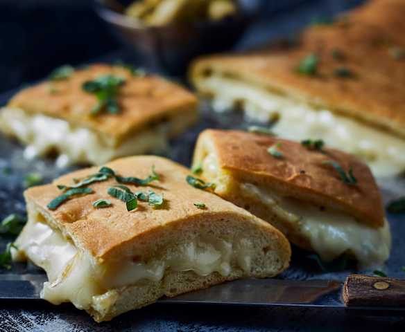 Gefüllte Focaccia Quattro Formaggi