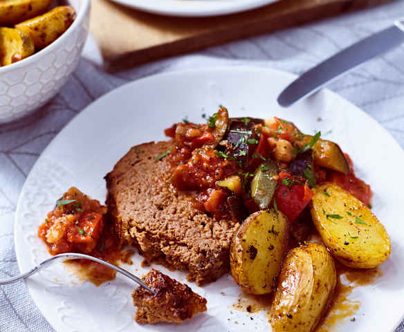Hackbraten mit Kartoffeln und Ratatouille