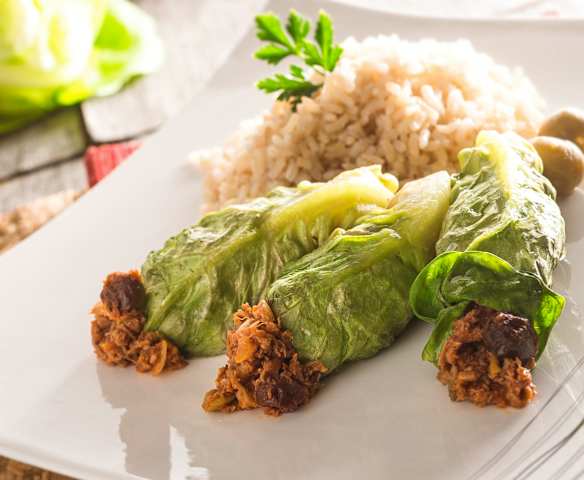 Rollitos de lechuga rellenos de carne