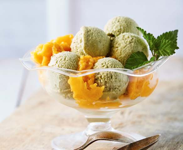 Helado de coco y té verde
