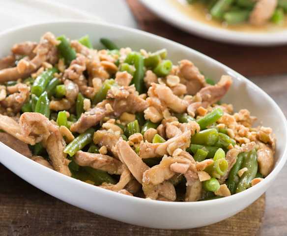 Judías verdes al vapor con pollo en salsa y cacahuetes