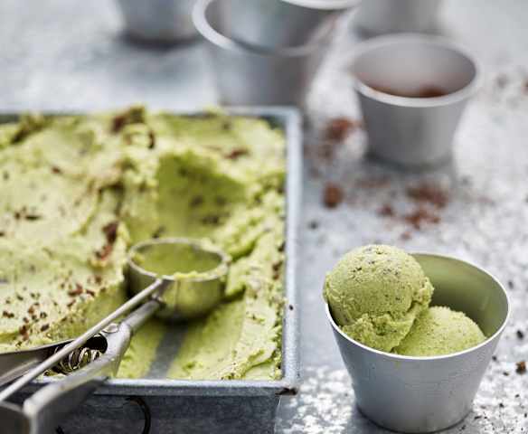 Gelado de abacate, menta e chocolate Gelado de abacate, menta e chocolate