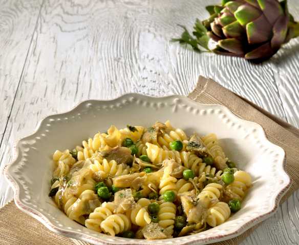 Fusilli con alcachofas y guisantes