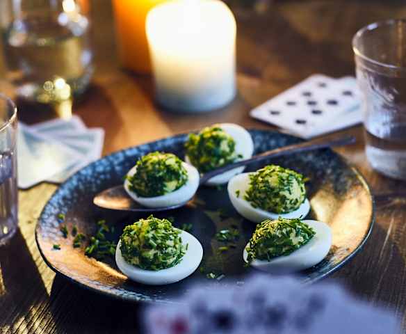 Gefüllte Eier mit Kräuter-Käse-Kugeln