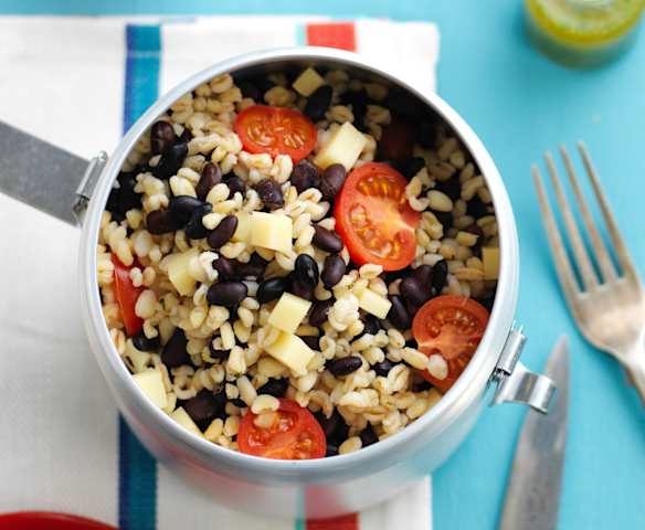 Salada de feijão com trigo perlado e tomate