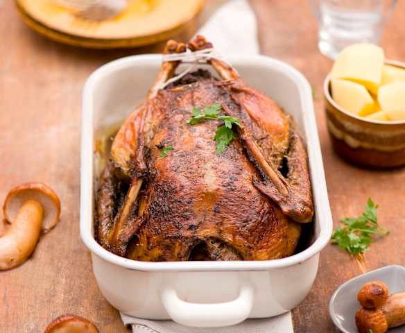 Kaczka nadziewana farszem mięsno-grzybowym