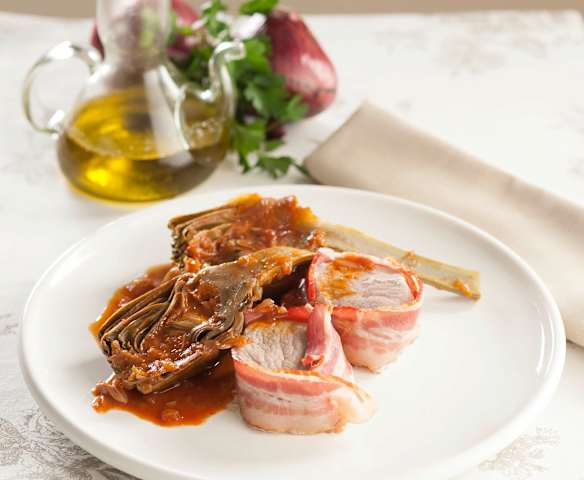 Solomillo ibérico con alcachofas en salsa de choriceros