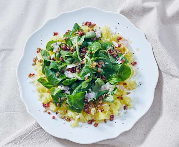 Feldsalat auf Kartoffelbett mit Specktopping