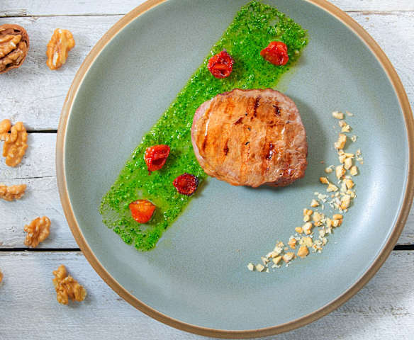 Filetto di manzo con rucola e pomodorini confit