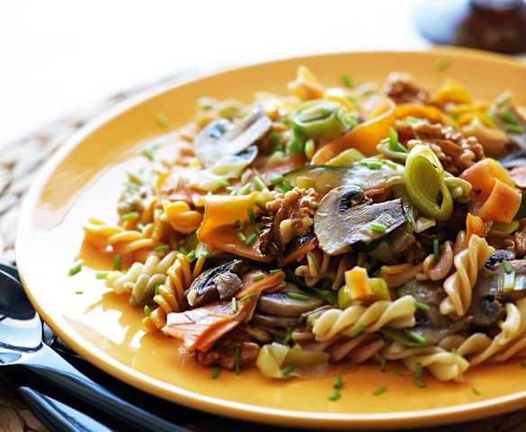 Fusilli com legumes e nozes