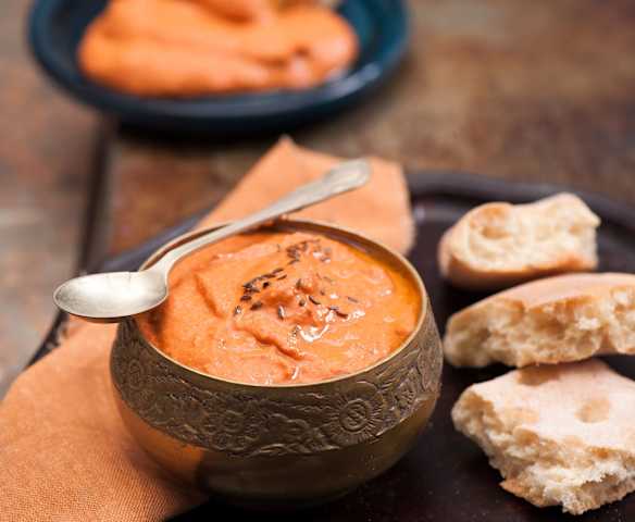 Pasta z pieczonej papryki i orzechów włoskich (Muhammara)