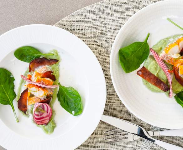 Haddock fumé, betterave et crème d'avocat-coco, chips de lard fumé