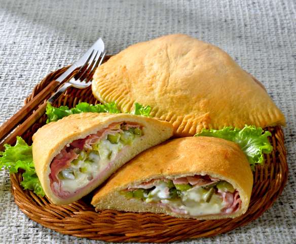 Calzone rellenos con calabacín, queso y jamón