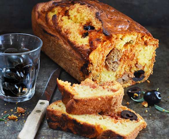 Cake au thon, polenta et olives noires Cake au thon, polenta et olives noires