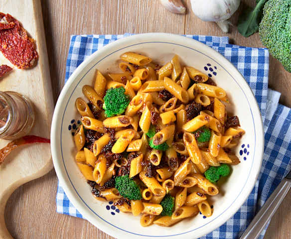 Penne con broccoli e pomodori secchi (senza glutine)